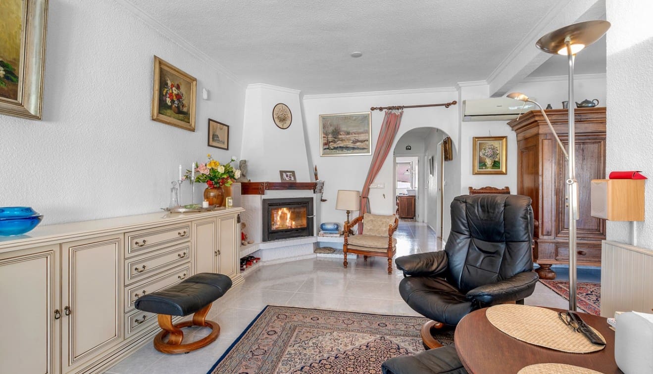 4 soverom Kjedet enebolig til salgs i Punta Prima med svømmebasseng - € 485 000 (Ref: 9345563)