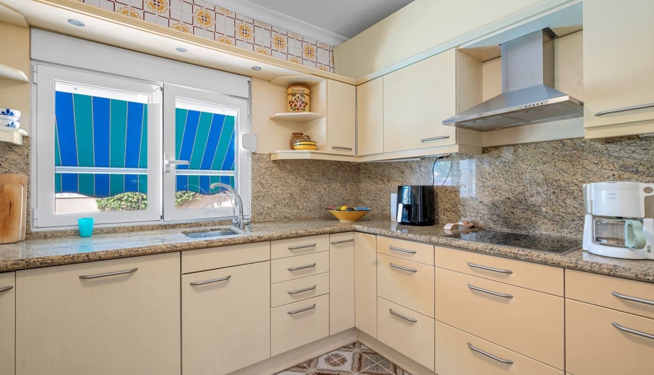 4 soverom Kjedet enebolig til salgs i Punta Prima med svømmebasseng - € 485 000 (Ref: 9345563)