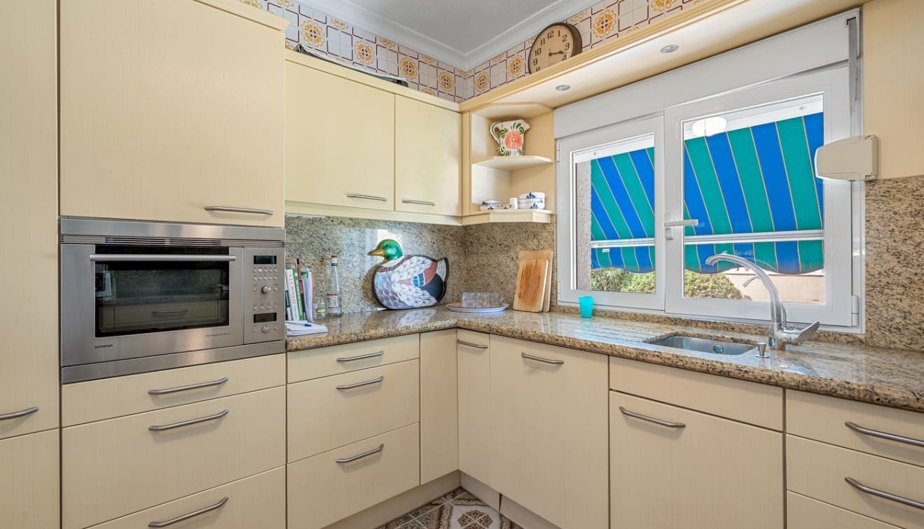 4 soverom Kjedet enebolig til salgs i Punta Prima med svømmebasseng - € 485 000 (Ref: 9345563)