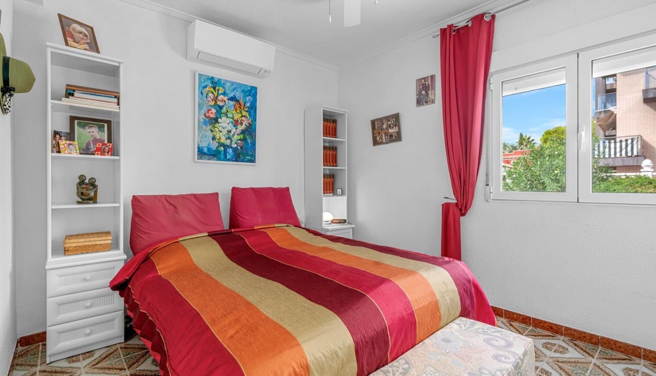 4 soverom Kjedet enebolig til salgs i Punta Prima med svømmebasseng - € 485 000 (Ref: 9345563)