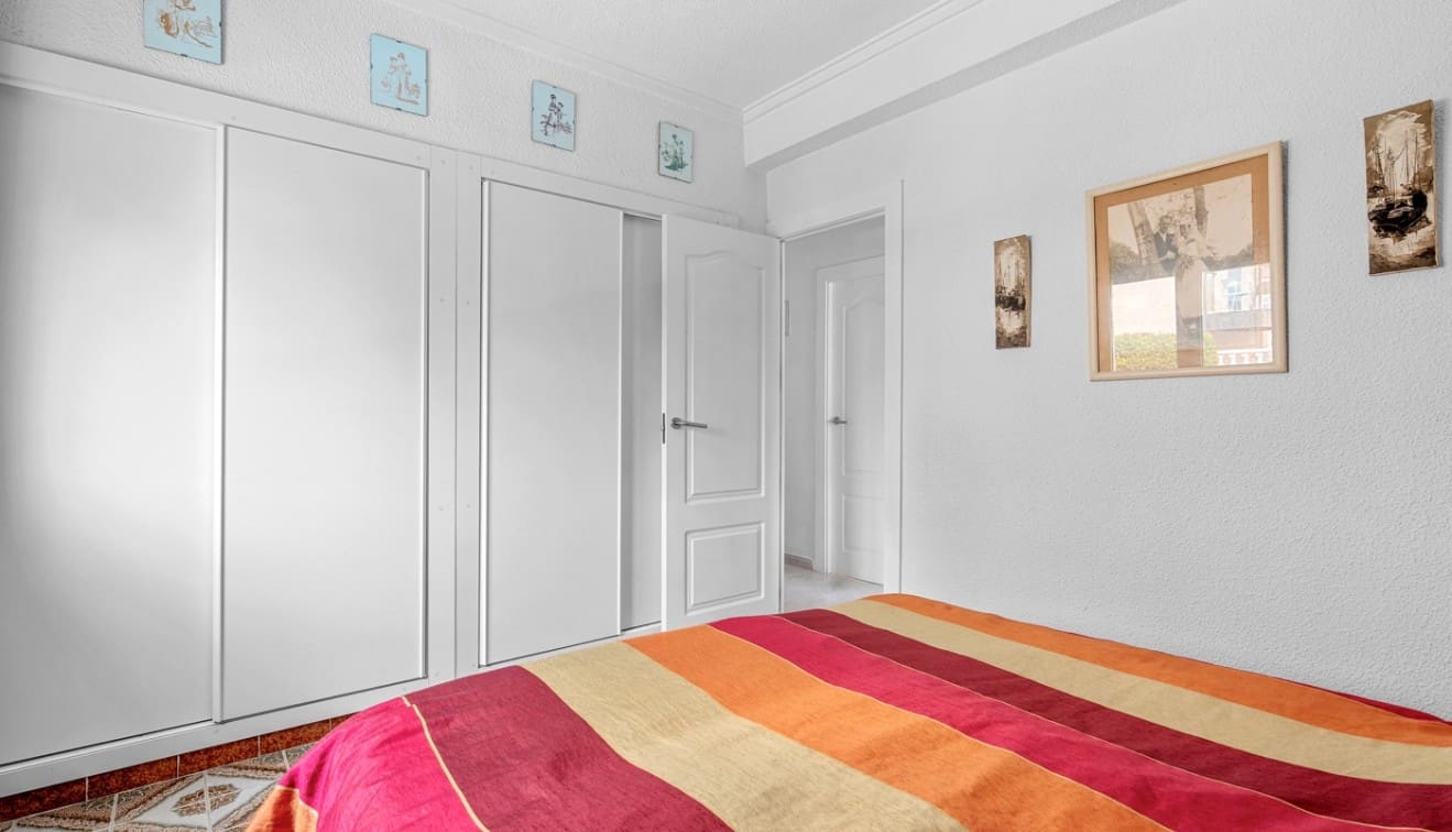 4 soverom Kjedet enebolig til salgs i Punta Prima med svømmebasseng - € 485 000 (Ref: 9345563)