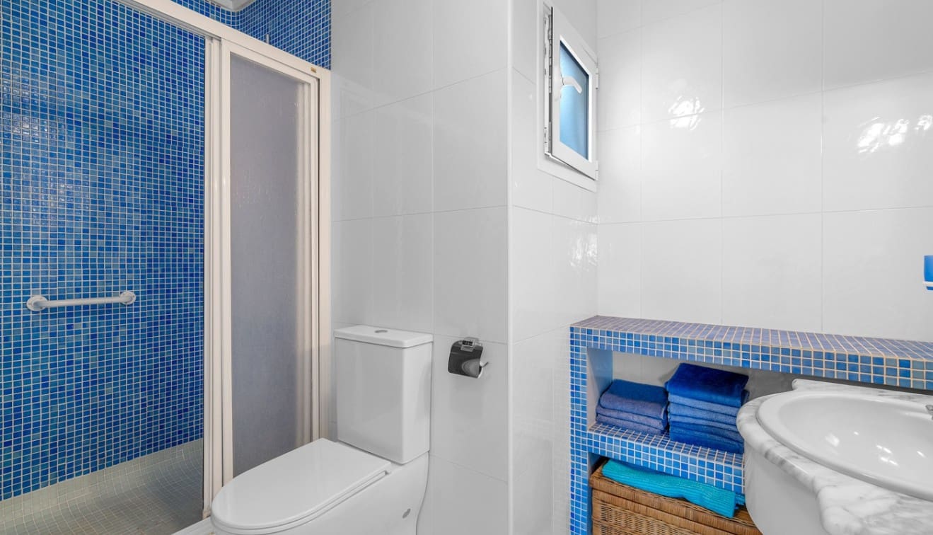 4 soverom Kjedet enebolig til salgs i Punta Prima med svømmebasseng - € 485 000 (Ref: 9345563)