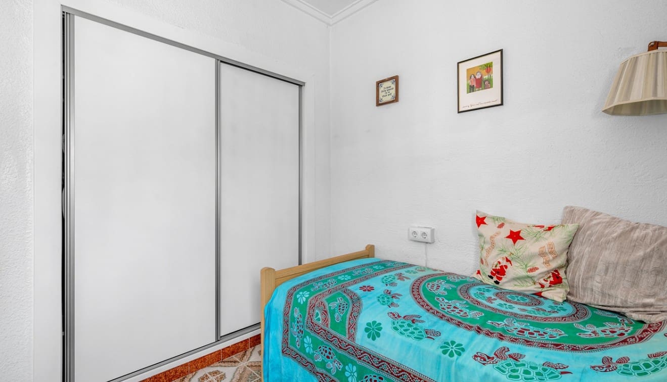 4 soverom Kjedet enebolig til salgs i Punta Prima med svømmebasseng - € 485 000 (Ref: 9345563)