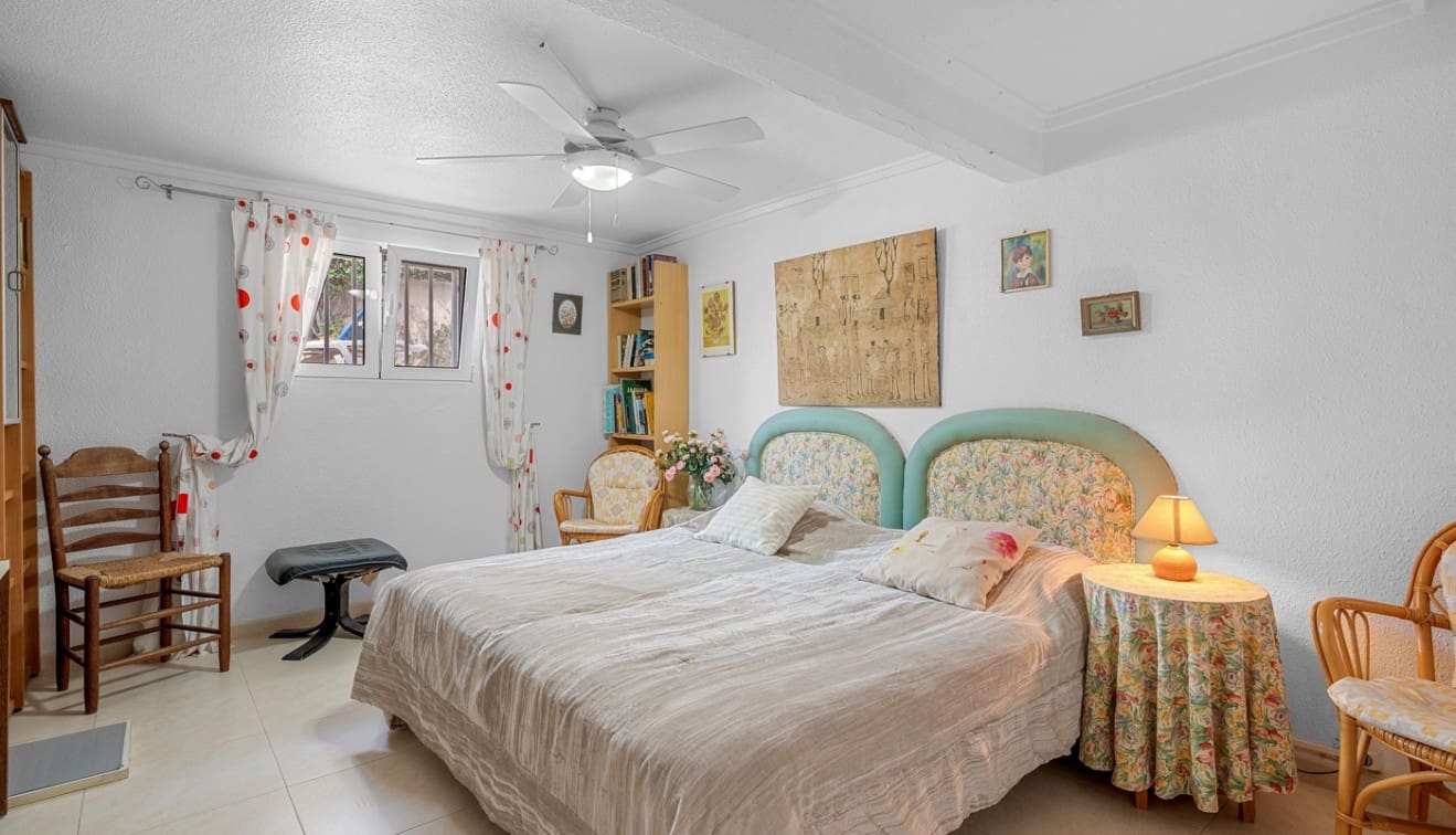 4 soverom Kjedet enebolig til salgs i Punta Prima med svømmebasseng - € 485 000 (Ref: 9345563)