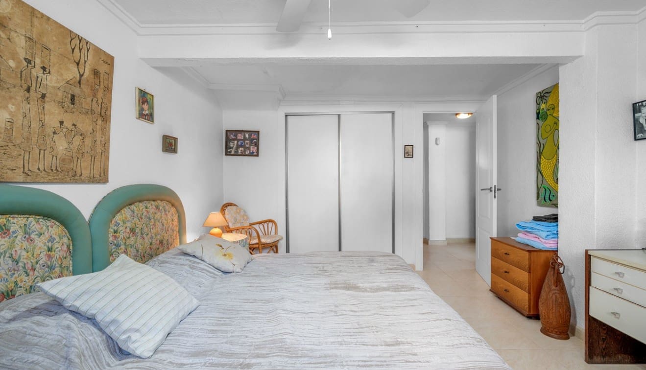 4 soverom Kjedet enebolig til salgs i Punta Prima med svømmebasseng - € 485 000 (Ref: 9345563)