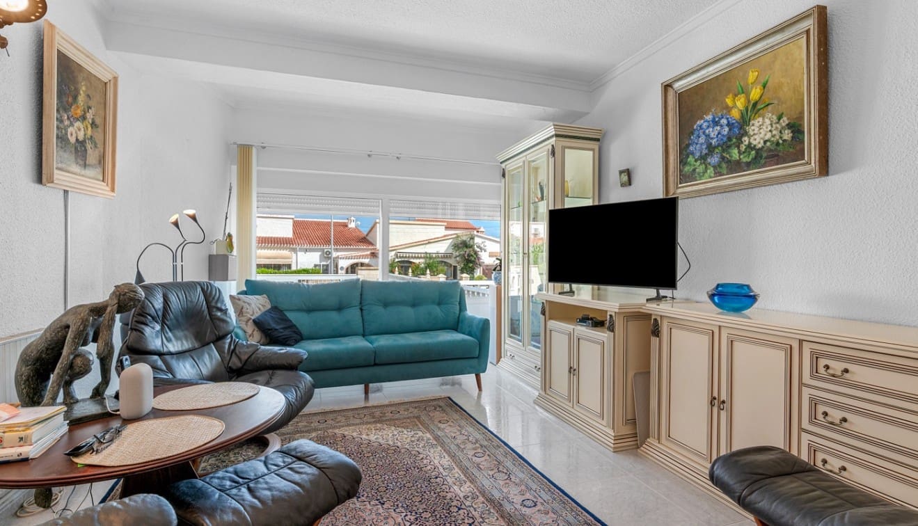 4 soverom Kjedet enebolig til salgs i Punta Prima med svømmebasseng - € 485 000 (Ref: 9345563)