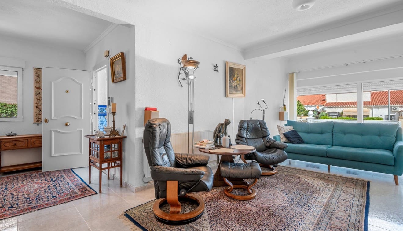 4 soverom Kjedet enebolig til salgs i Punta Prima med svømmebasseng - € 485 000 (Ref: 9345563)