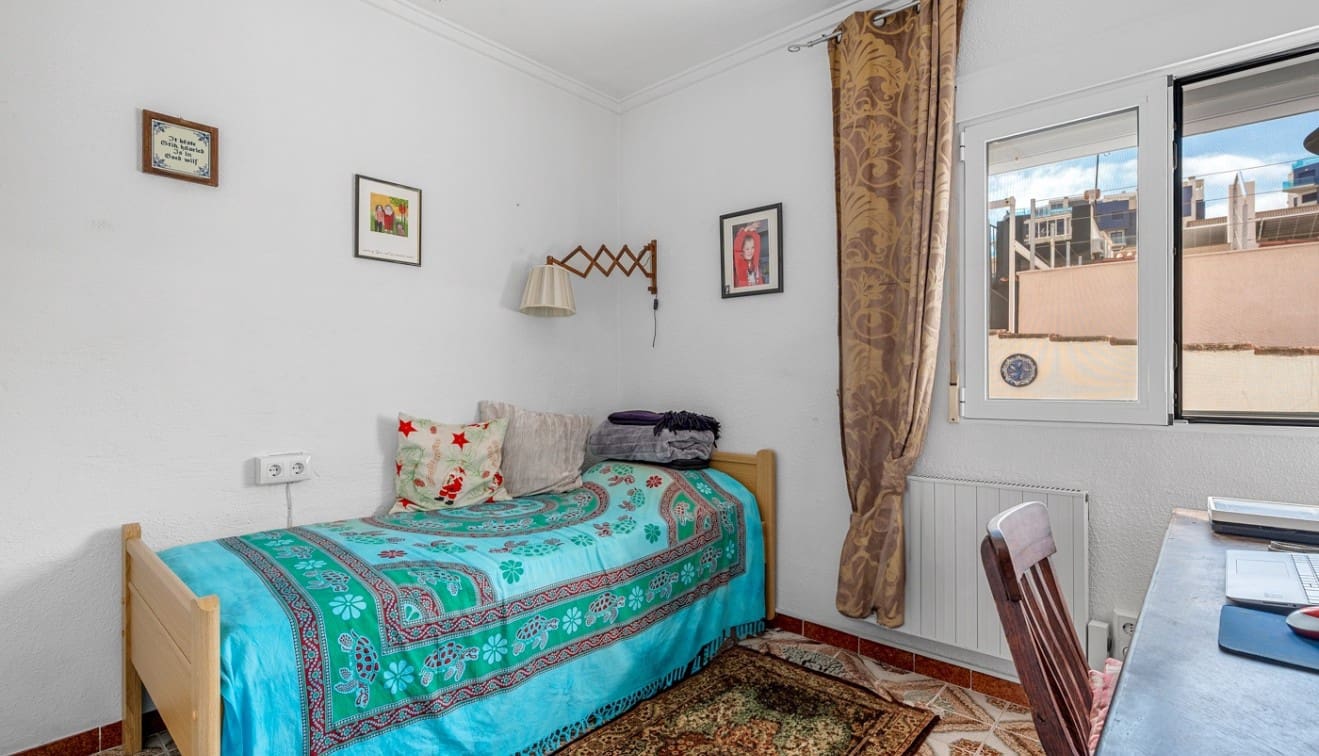 4 soverom Kjedet enebolig til salgs i Punta Prima med svømmebasseng - € 485 000 (Ref: 9345563)