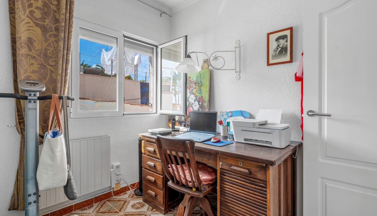 4 soverom Kjedet enebolig til salgs i Punta Prima med svømmebasseng - € 485 000 (Ref: 9345563)