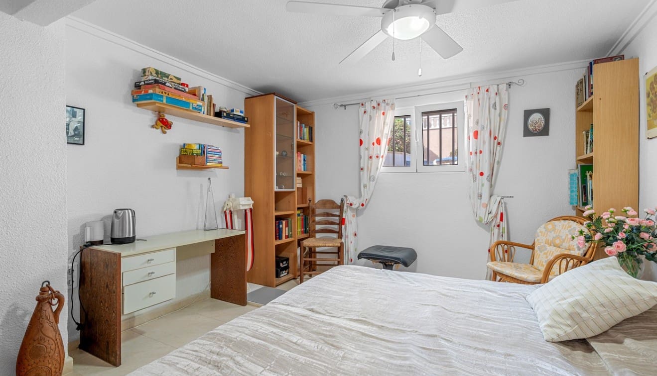 4 soverom Kjedet enebolig til salgs i Punta Prima med svømmebasseng - € 485 000 (Ref: 9345563)