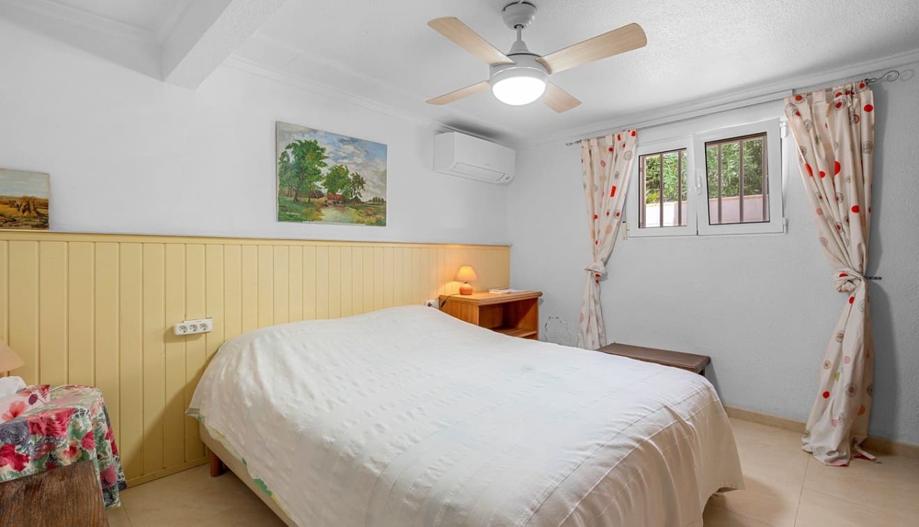 4 soverom Kjedet enebolig til salgs i Punta Prima med svømmebasseng - € 485 000 (Ref: 9345563)