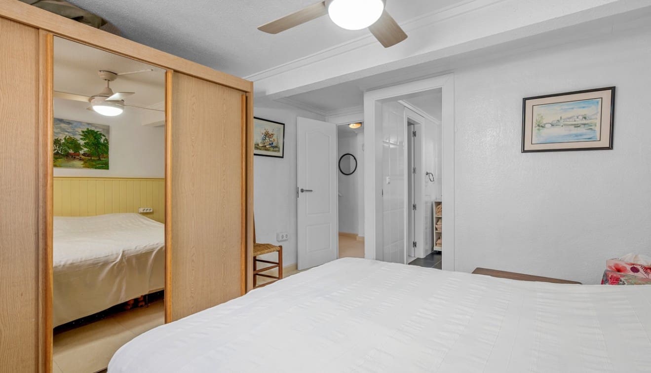 4 soverom Kjedet enebolig til salgs i Punta Prima med svømmebasseng - € 485 000 (Ref: 9345563)