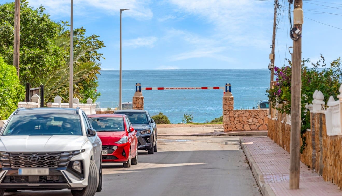 4 soverom Kjedet enebolig til salgs i Punta Prima med svømmebasseng - € 485 000 (Ref: 9345563)