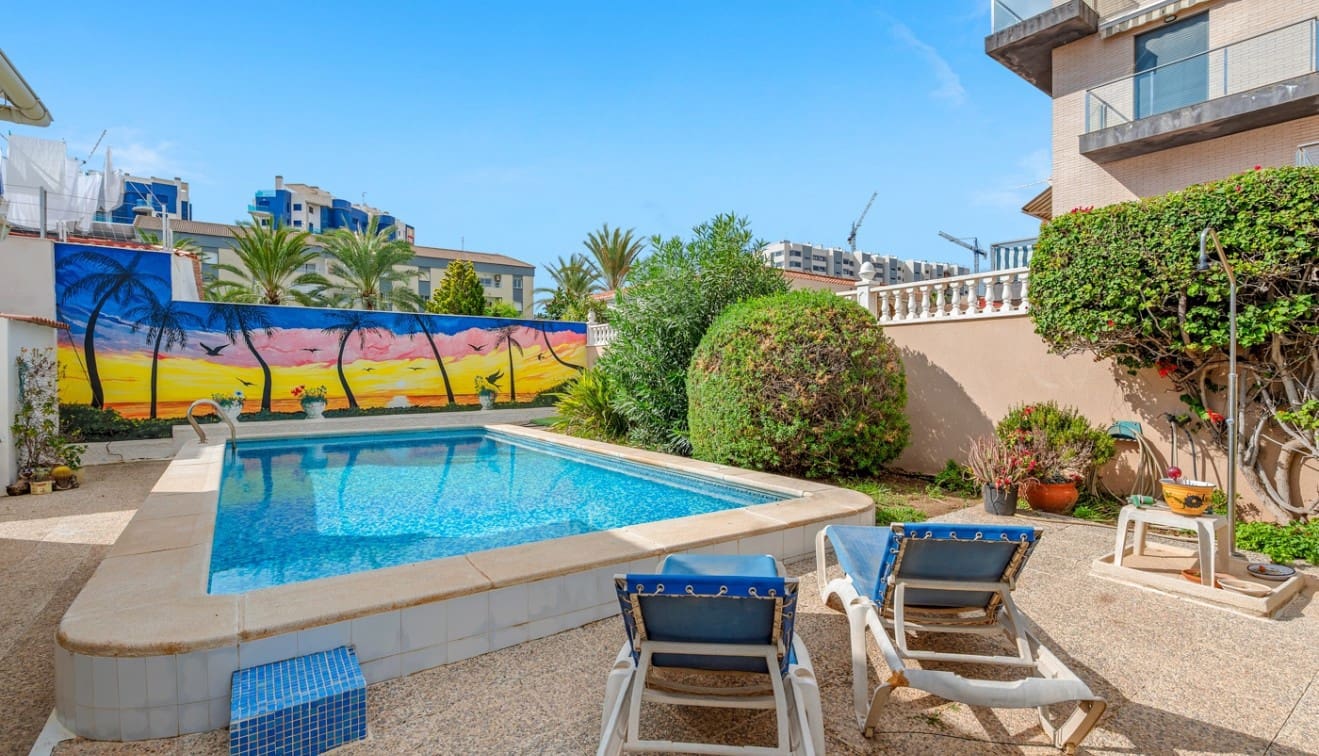 4 soverom Kjedet enebolig til salgs i Punta Prima med svømmebasseng - € 485 000 (Ref: 9345563)