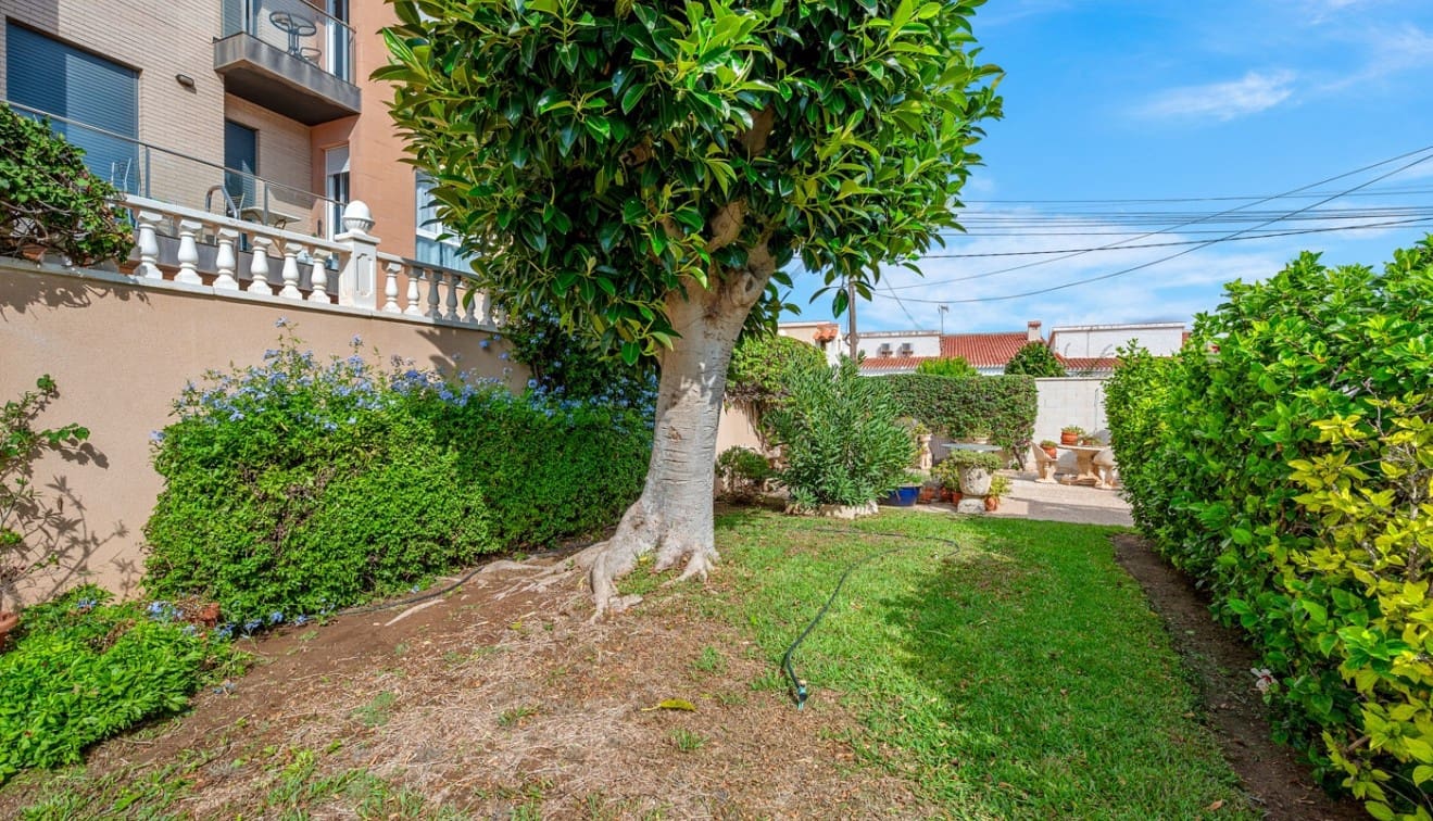 4 soverom Kjedet enebolig til salgs i Punta Prima med svømmebasseng - € 485 000 (Ref: 9345563)