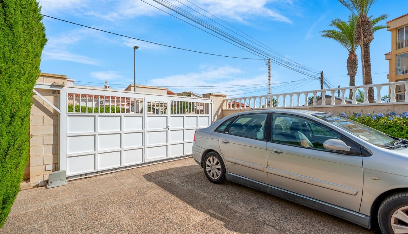 4 soverom Kjedet enebolig til salgs i Punta Prima med svømmebasseng - € 485 000 (Ref: 9345563)