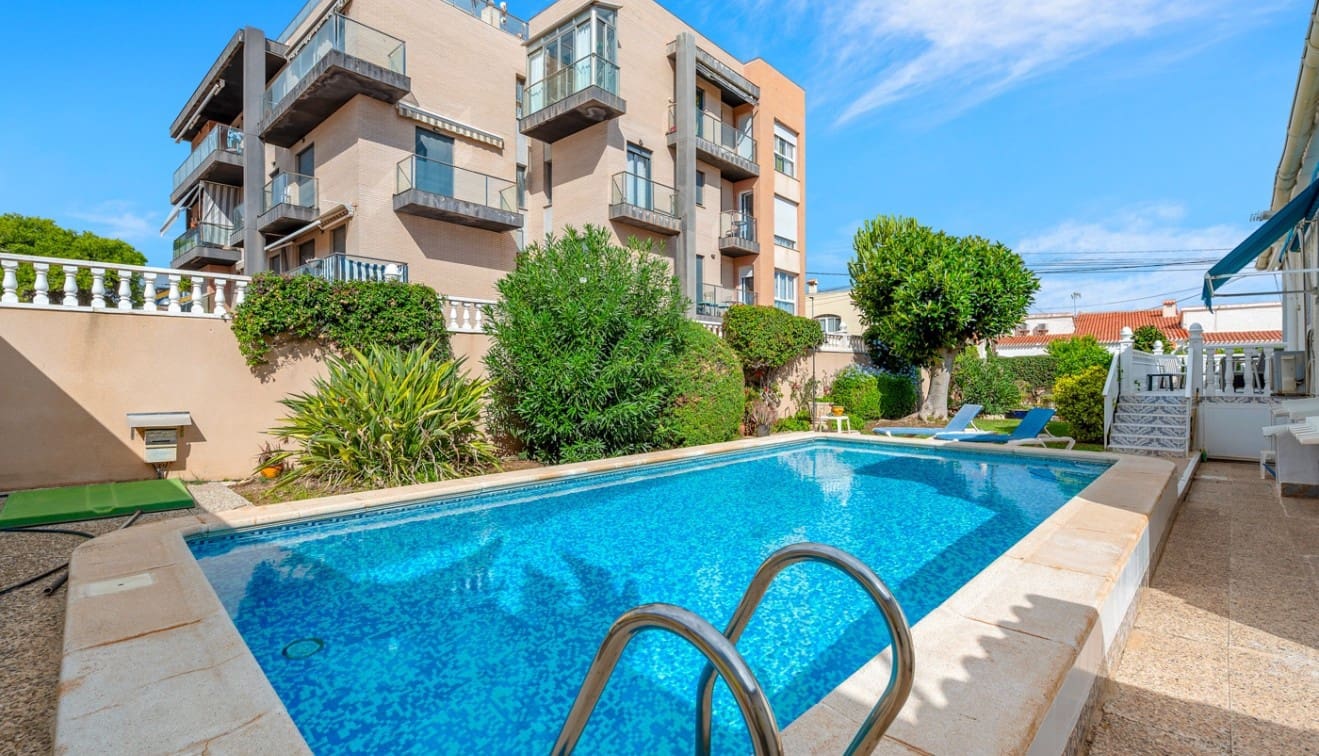 4 soverom Kjedet enebolig til salgs i Punta Prima med svømmebasseng - € 485 000 (Ref: 9345563)