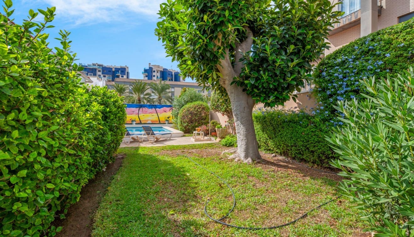 4 soverom Kjedet enebolig til salgs i Punta Prima med svømmebasseng - € 485 000 (Ref: 9345563)