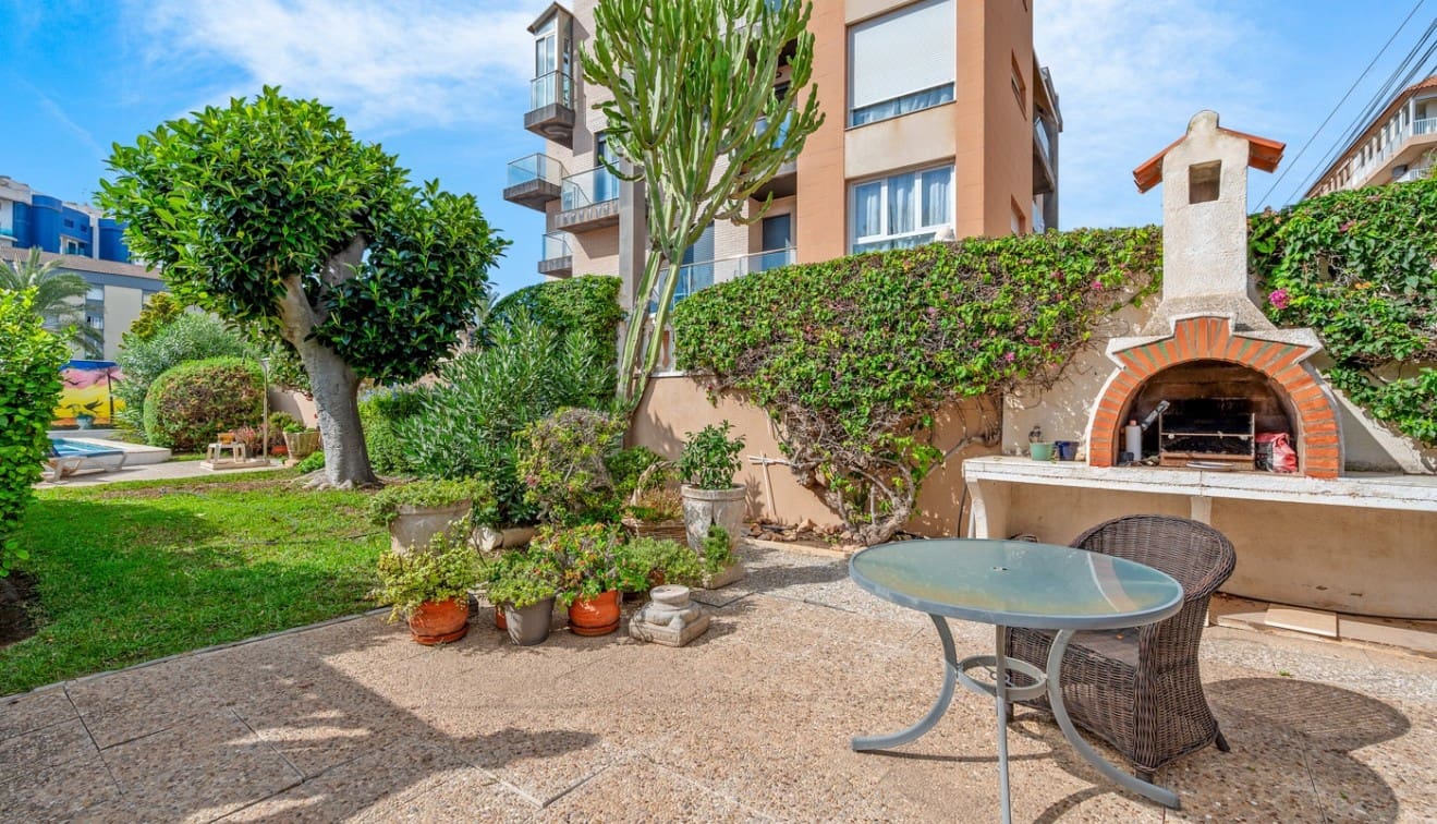 4 soverom Kjedet enebolig til salgs i Punta Prima med svømmebasseng - € 485 000 (Ref: 9345563)