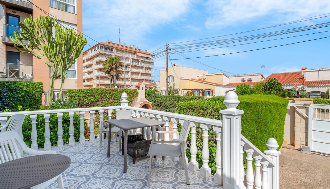 4 soverom Kjedet enebolig til salgs i Punta Prima med svømmebasseng - € 485 000 (Ref: 9345563)