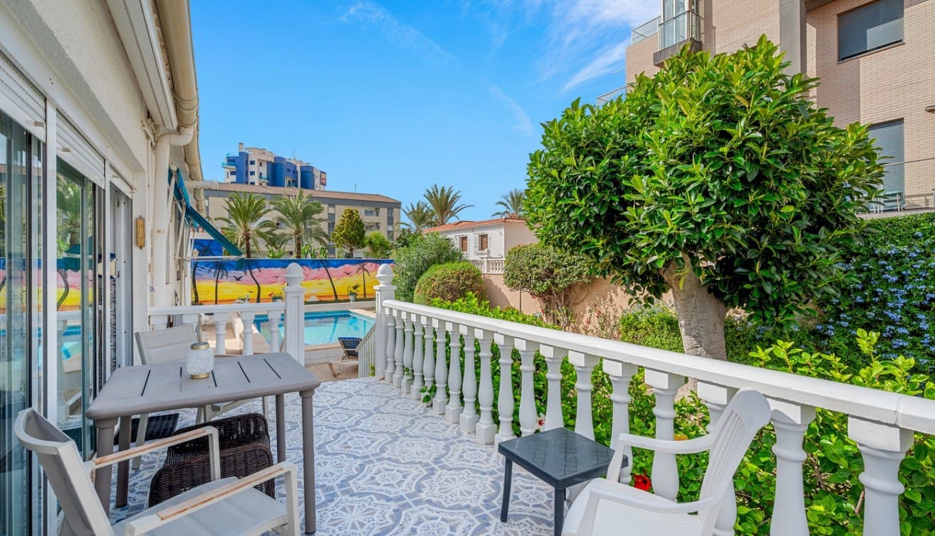 4 soverom Kjedet enebolig til salgs i Punta Prima med svømmebasseng - € 485 000 (Ref: 9345563)