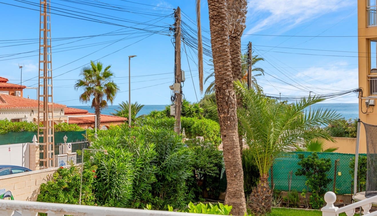 4 soverom Kjedet enebolig til salgs i Punta Prima med svømmebasseng - € 485 000 (Ref: 9345563)