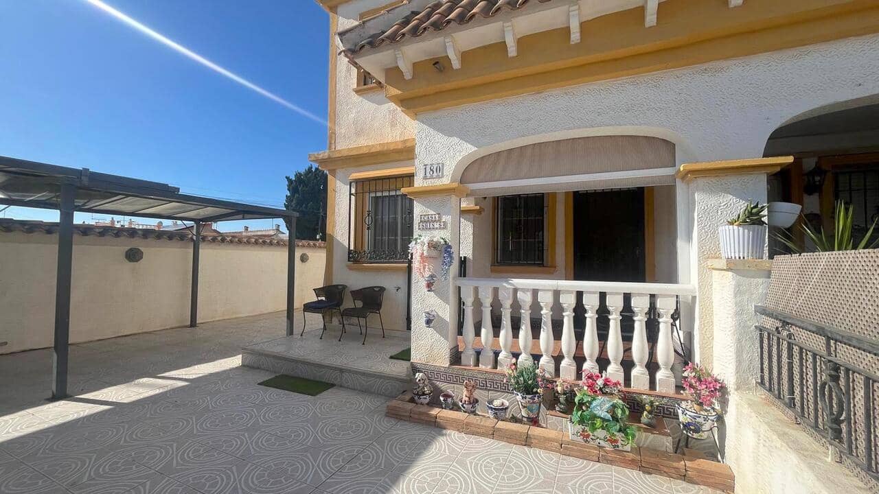 3 soveværelse Villa til salg i Torrevieja med swimmingpool - € 215.000 (Ref: 9372331)