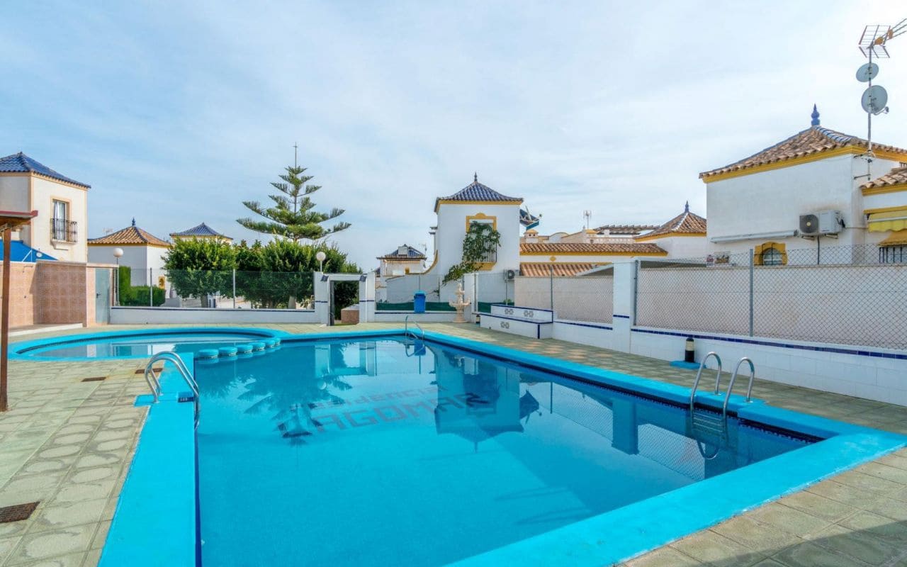 Casa de 3 habitaciones en Orihuela Costa en venta con piscina - 179.000 € (Ref: 9377979)
