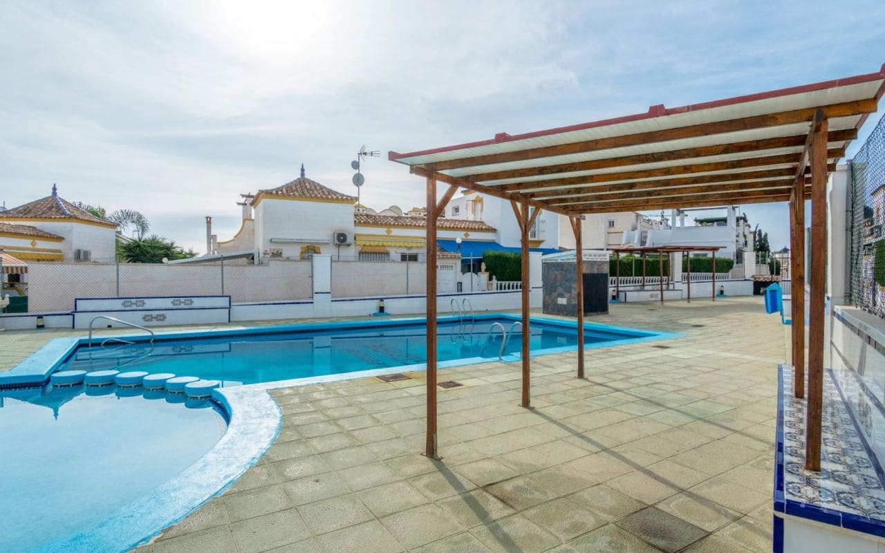 Casa de 3 habitaciones en Orihuela Costa en venta con piscina - 179.000 € (Ref: 9377979)