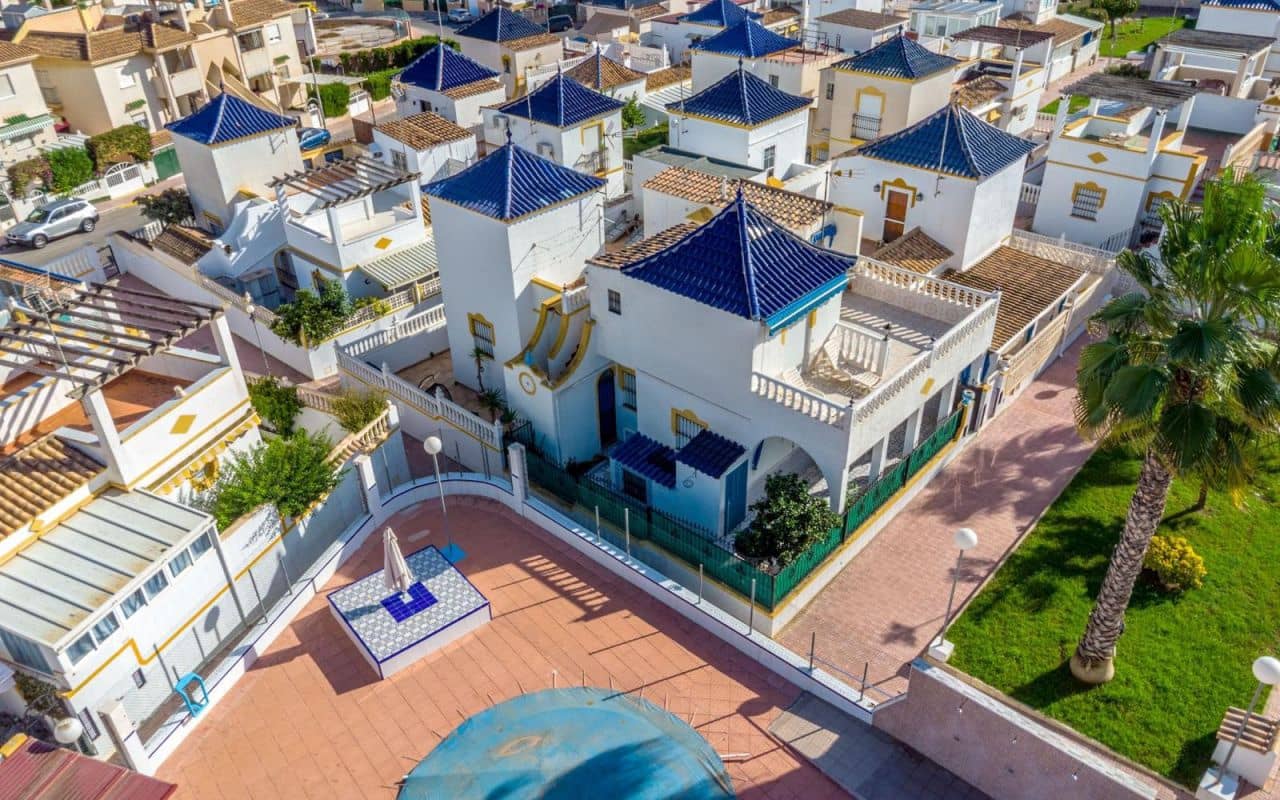 Casa de 3 habitaciones en Orihuela Costa en venta con piscina - 179.000 € (Ref: 9377979)