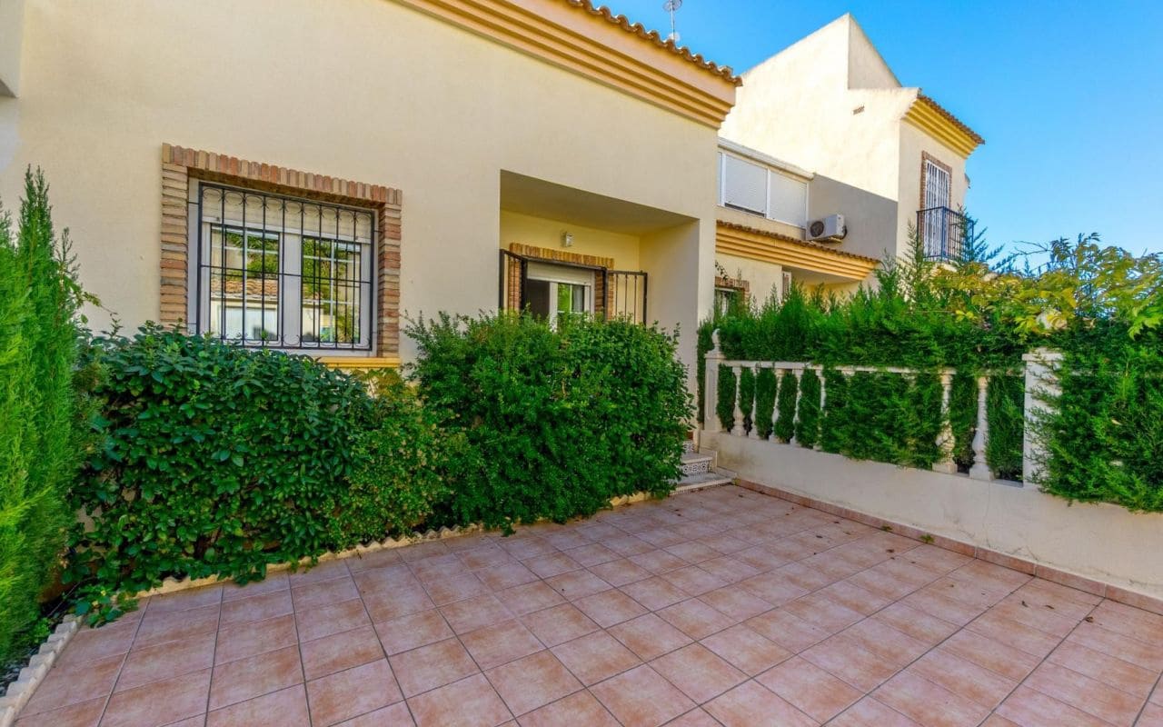 3 bedroom Townhouse for sale in Playa Flamenca with pool - € 275,000 (Ref: 9377980)