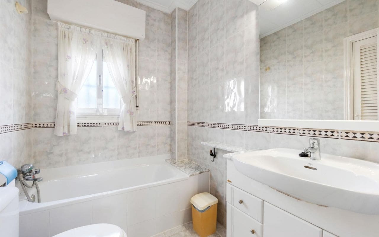 4 bedroom Villa for sale in Torrevieja with pool garage - € 549,000 (Ref: 9396563)