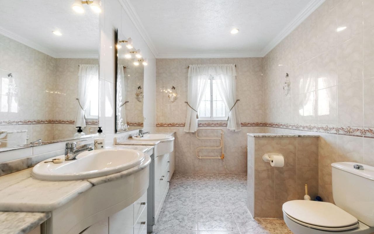 4 bedroom Villa for sale in Torrevieja with pool garage - € 549,000 (Ref: 9396563)