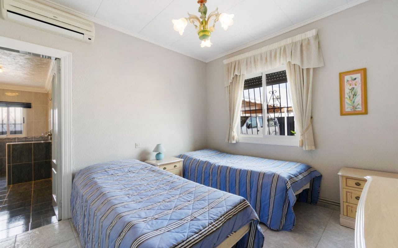 4 bedroom Villa for sale in Torrevieja with pool garage - € 549,000 (Ref: 9396563)