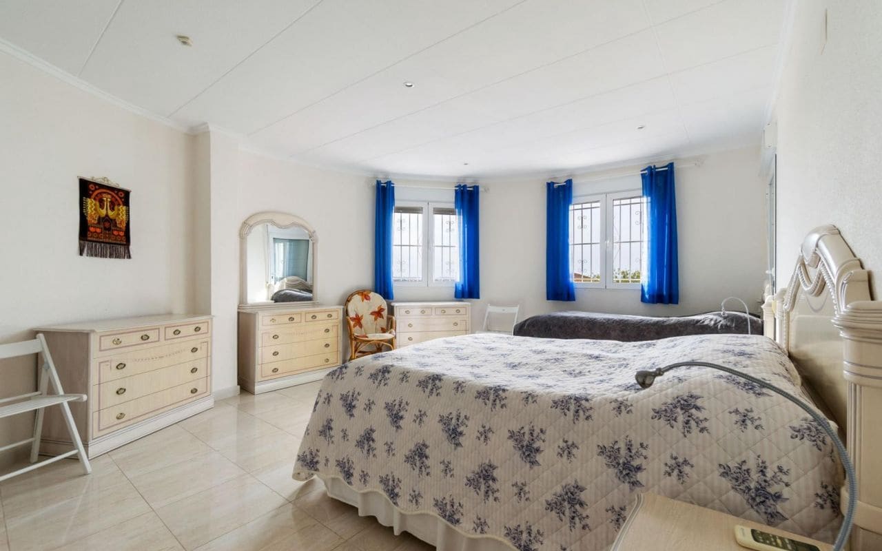 4 bedroom Villa for sale in Torrevieja with pool garage - € 549,000 (Ref: 9396563)