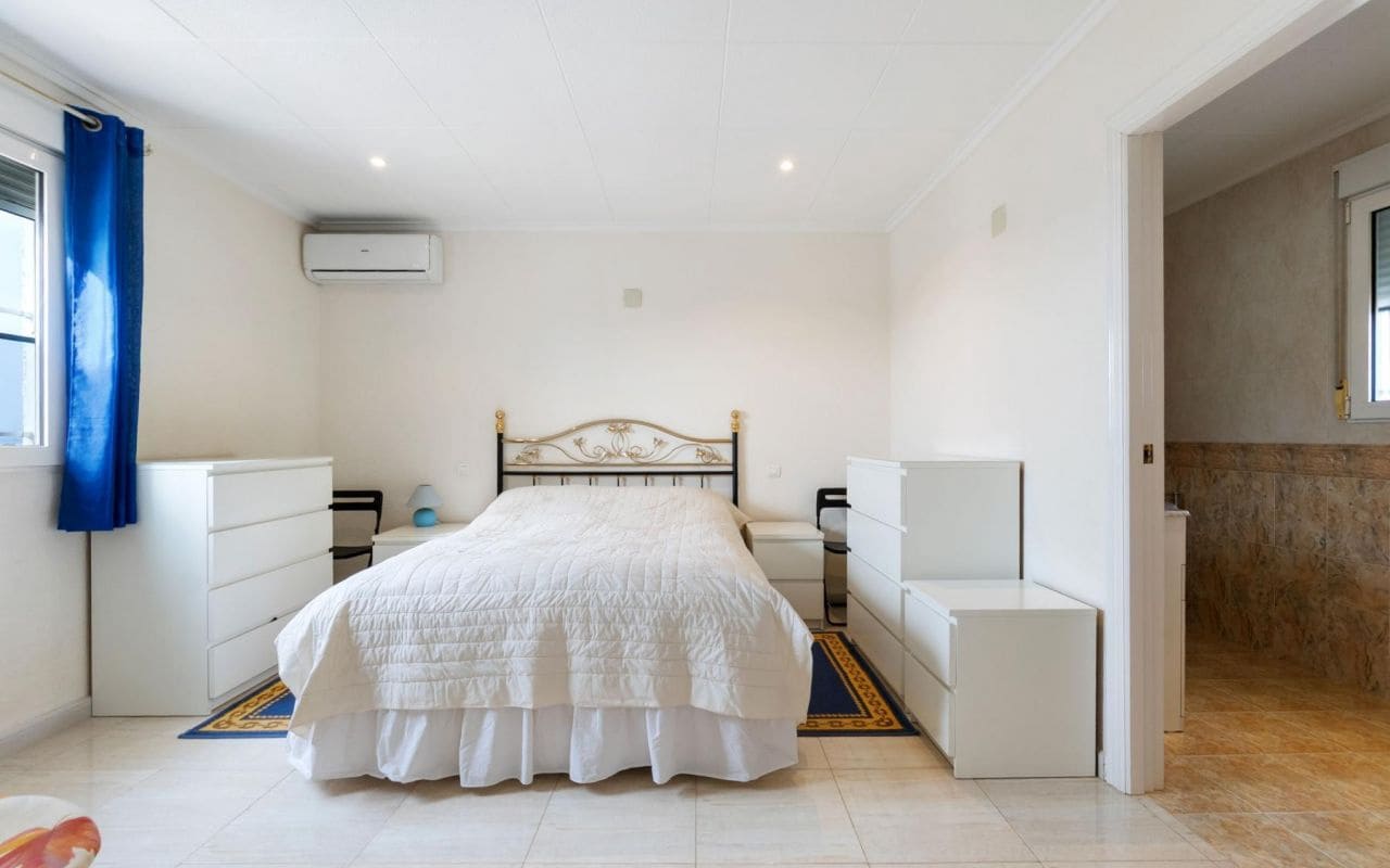 4 bedroom Villa for sale in Torrevieja with pool garage - € 549,000 (Ref: 9396563)