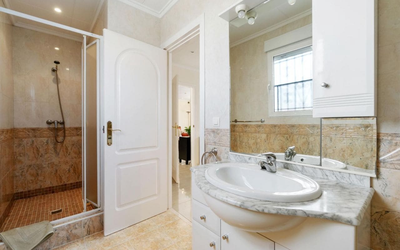 4 bedroom Villa for sale in Torrevieja with pool garage - € 549,000 (Ref: 9396563)