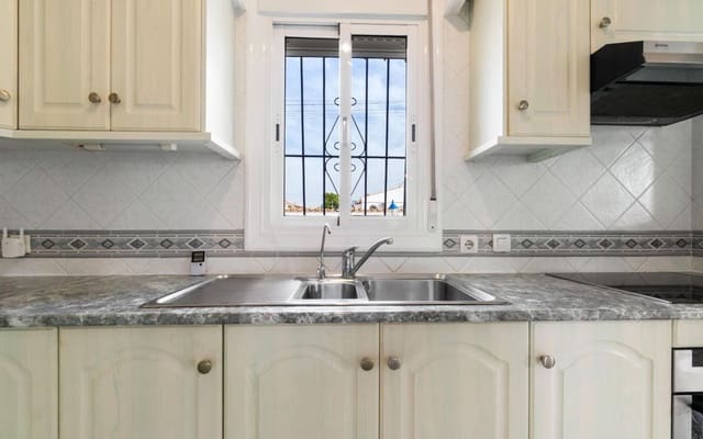 4 bedroom Villa for sale in Torrevieja with pool garage - € 549,000 (Ref: 9396563)