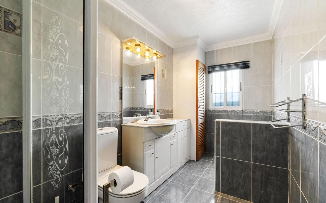 4 bedroom Villa for sale in Torrevieja with pool garage - € 549,000 (Ref: 9396563)