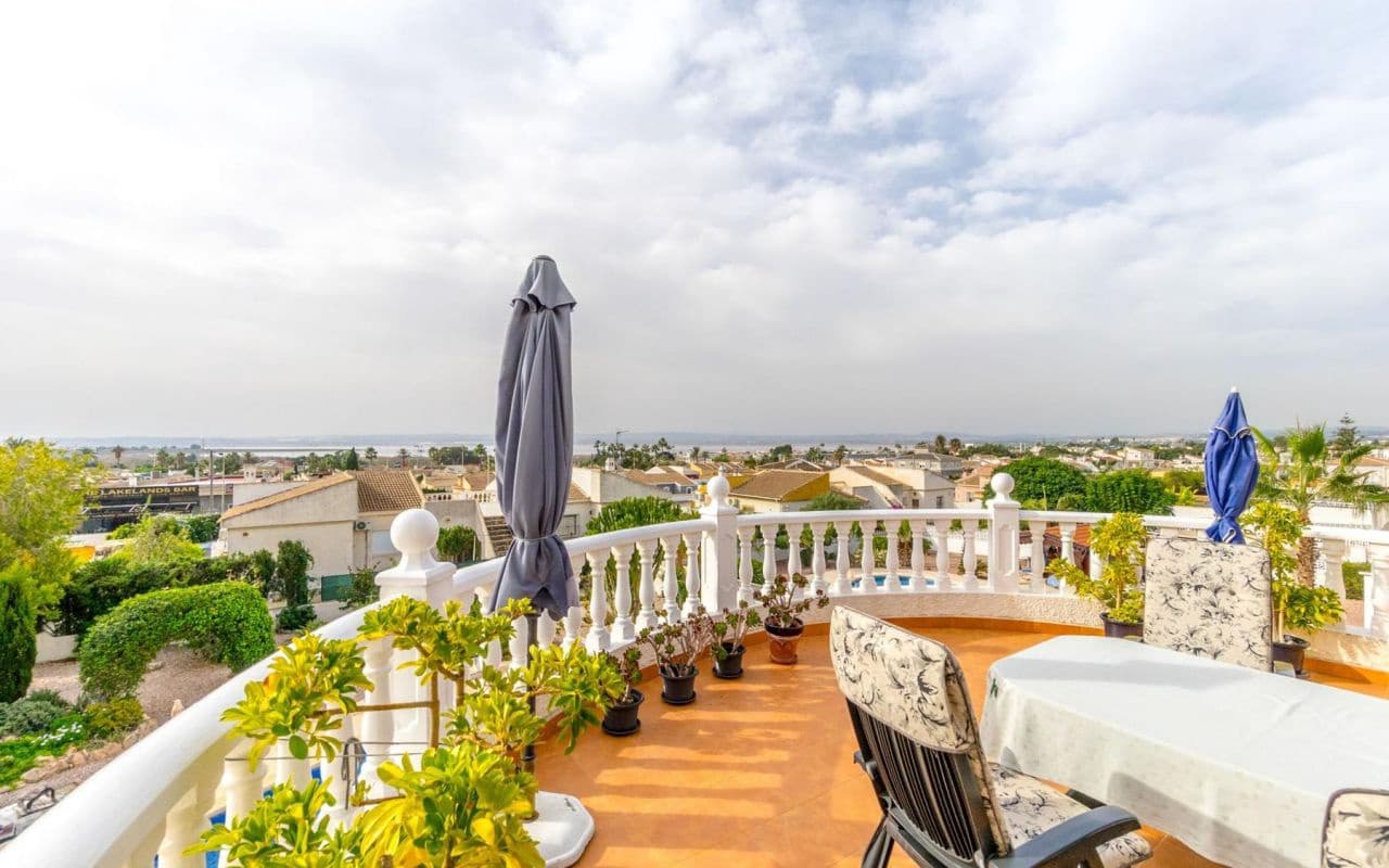 4 bedroom Villa for sale in Torrevieja with pool garage - € 549,000 (Ref: 9396563)