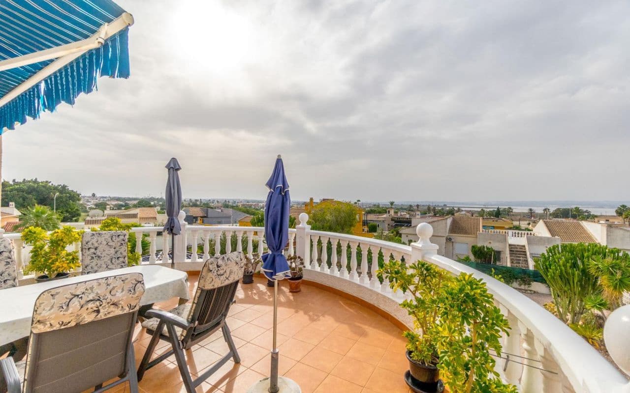 4 bedroom Villa for sale in Torrevieja with pool garage - € 549,000 (Ref: 9396563)