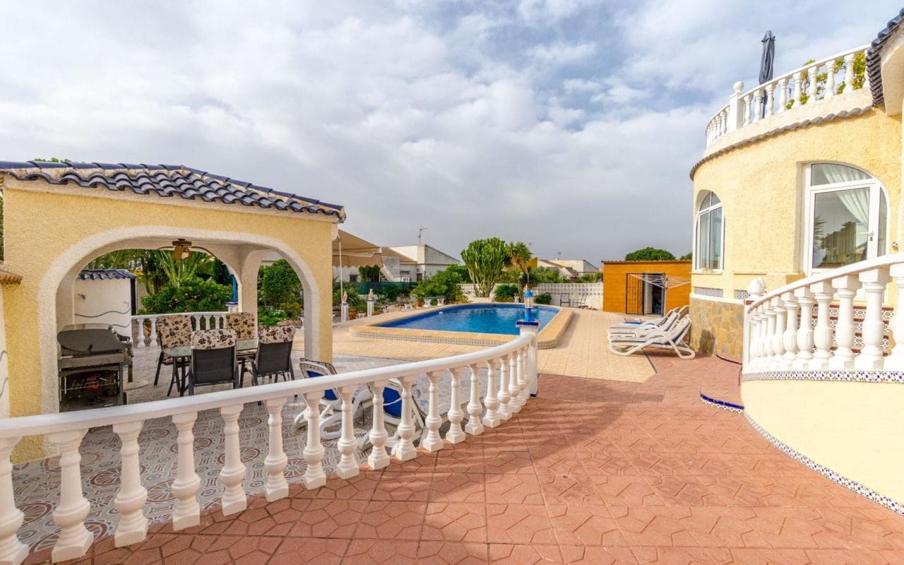 4 bedroom Villa for sale in Torrevieja with pool garage - € 549,000 (Ref: 9396563)