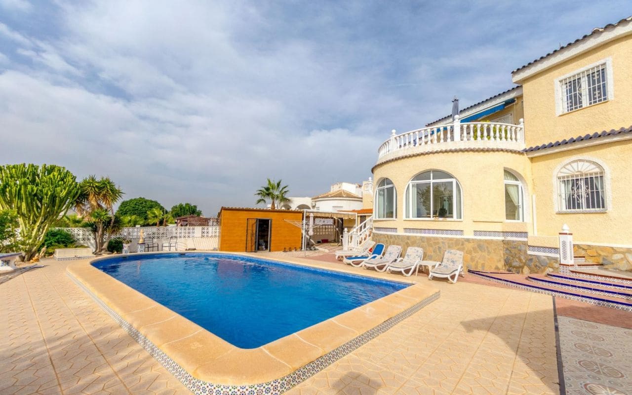 4 bedroom Villa for sale in Torrevieja with pool garage - € 549,000 (Ref: 9396563)