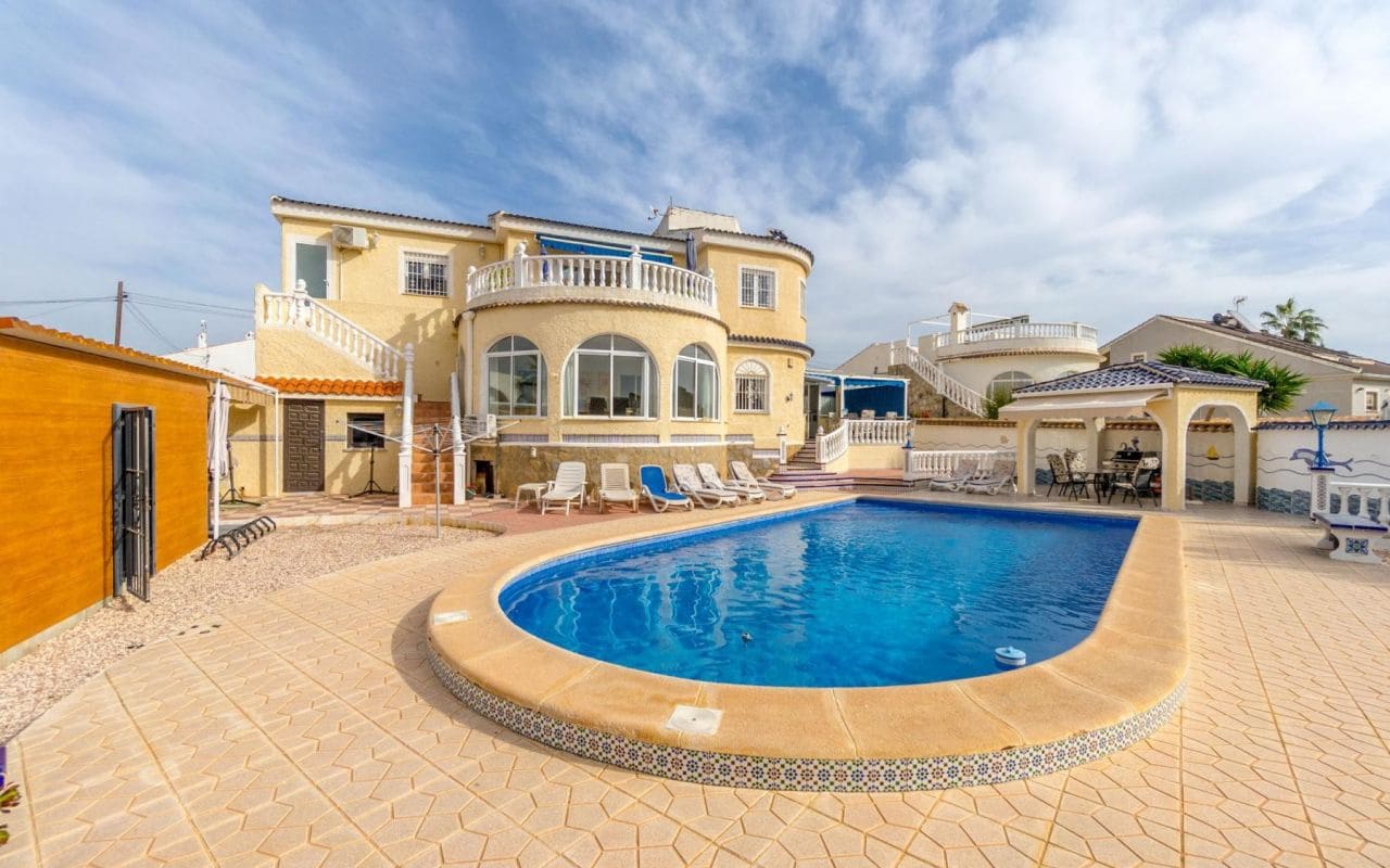4 bedroom Villa for sale in Torrevieja with pool garage - € 549,000 (Ref: 9396563)