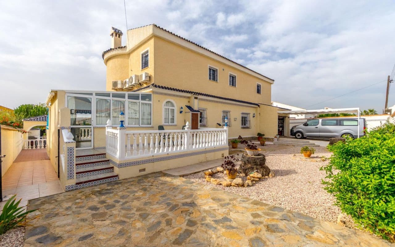 4 bedroom Villa for sale in Torrevieja with pool garage - € 549,000 (Ref: 9396563)