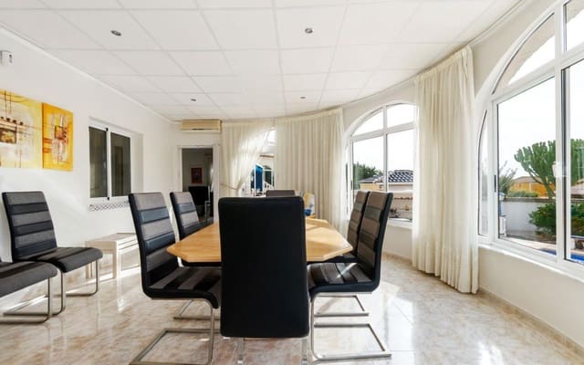 4 bedroom Villa for sale in Torrevieja with pool garage - € 549,000 (Ref: 9396563)