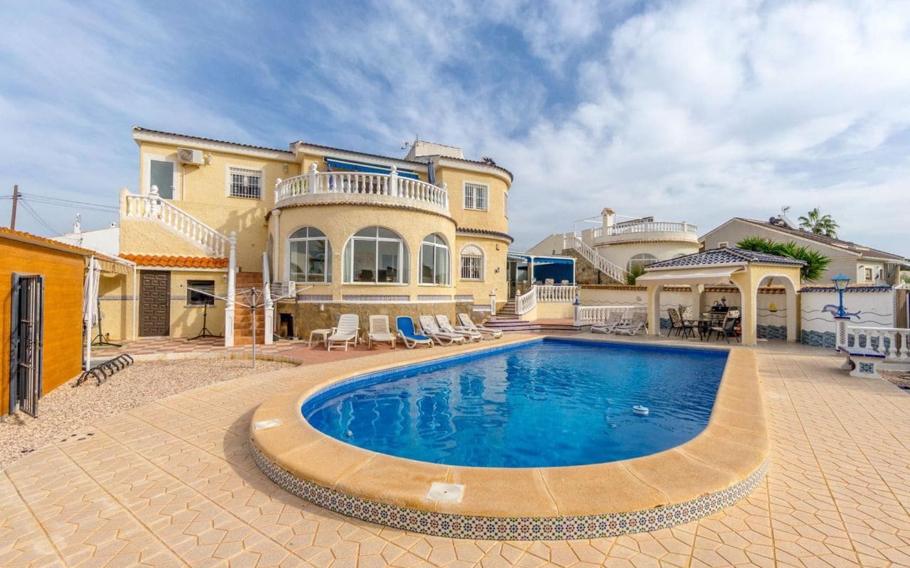 4 bedroom Villa for sale in Torrevieja with pool garage - € 549,000 (Ref: 9396563)