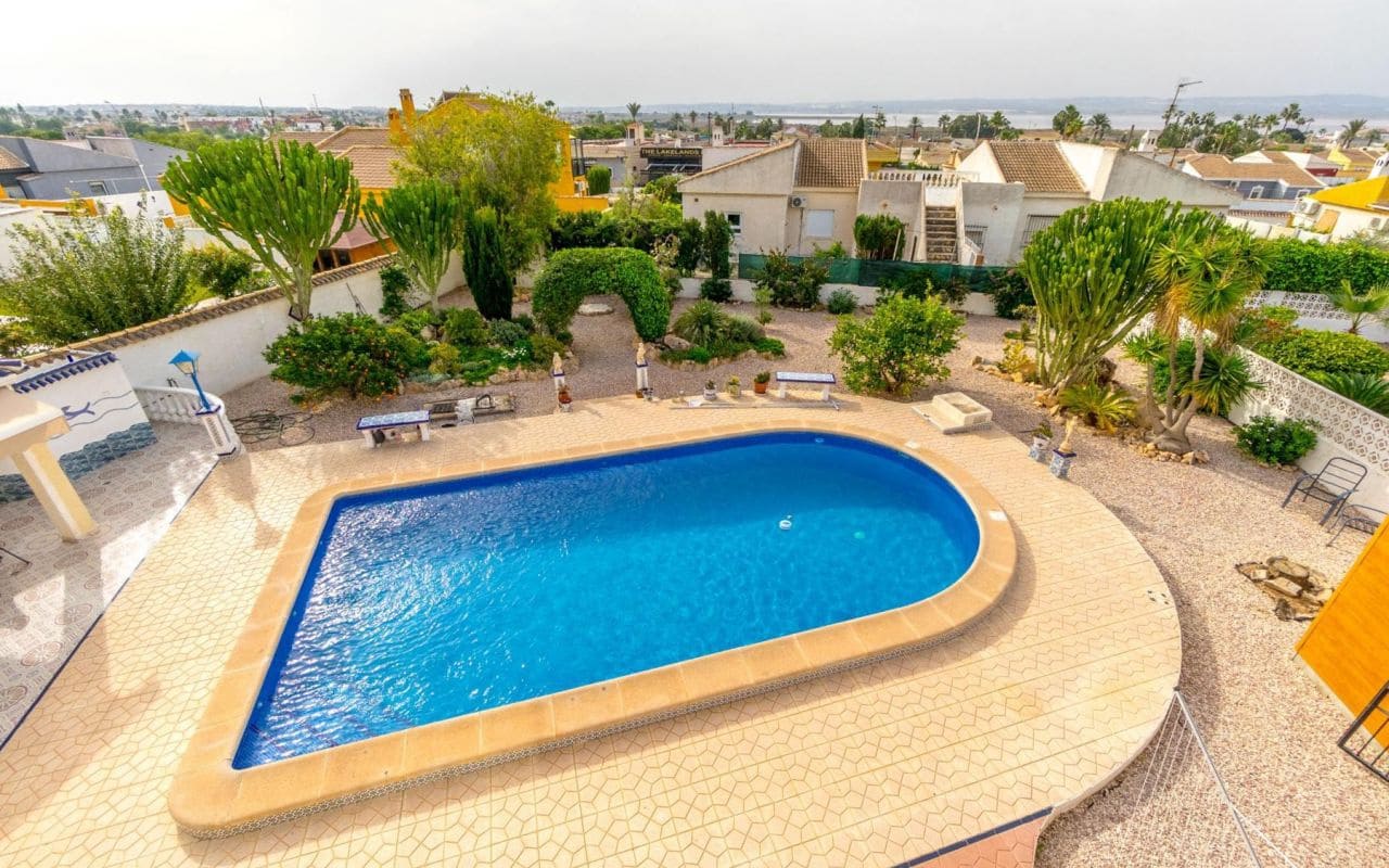 4 bedroom Villa for sale in Torrevieja with pool garage - € 549,000 (Ref: 9396563)