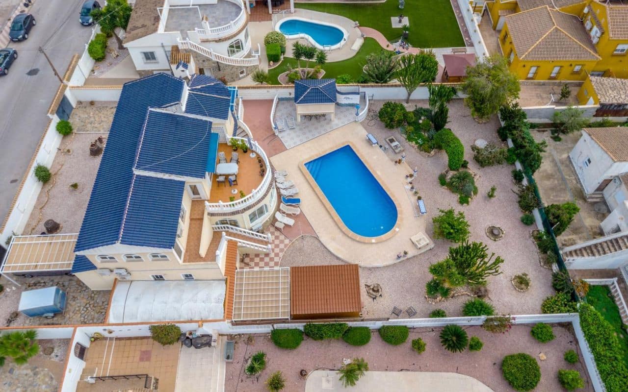 4 bedroom Villa for sale in Torrevieja with pool garage - € 549,000 (Ref: 9396563)