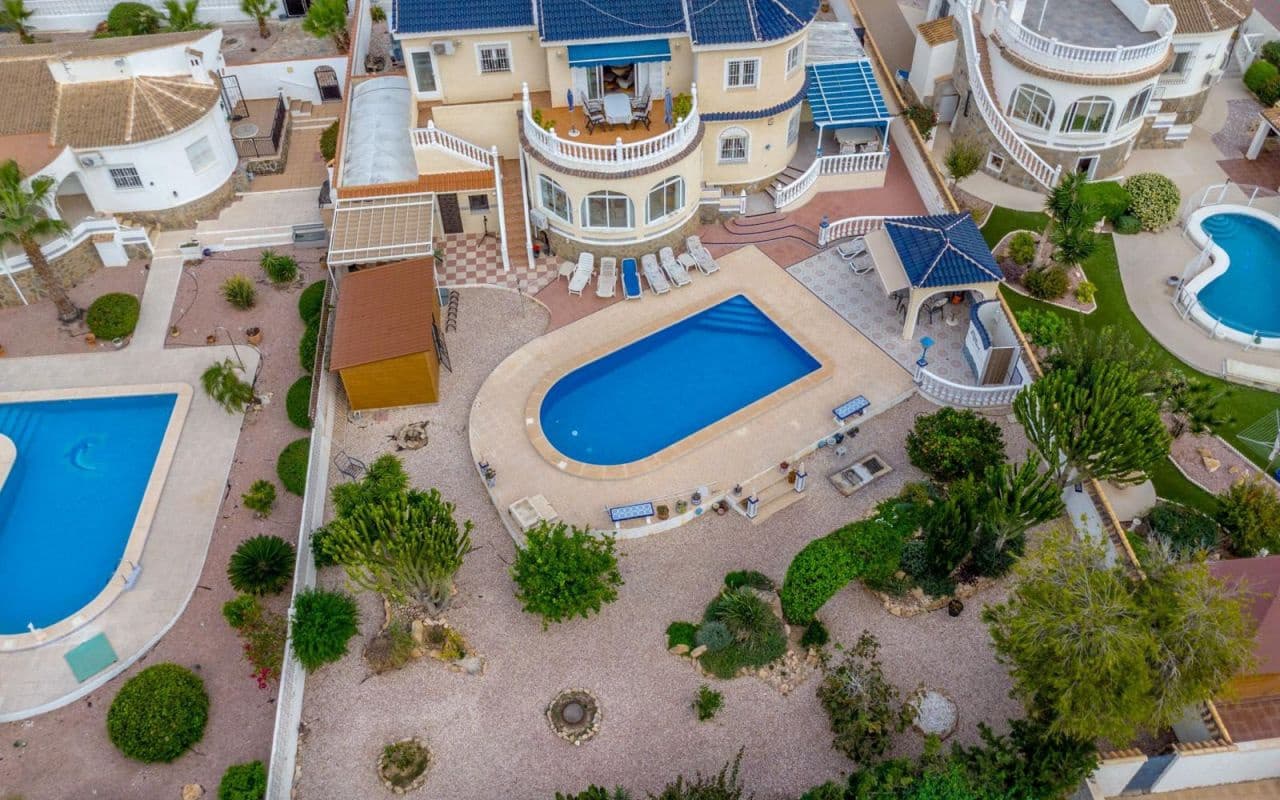 4 bedroom Villa for sale in Torrevieja with pool garage - € 549,000 (Ref: 9396563)